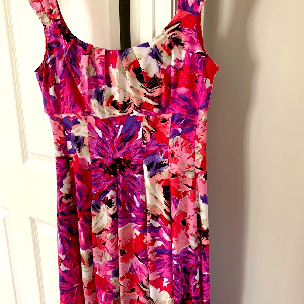Cute Maggie London dress.  Great for office, evenings out, church.